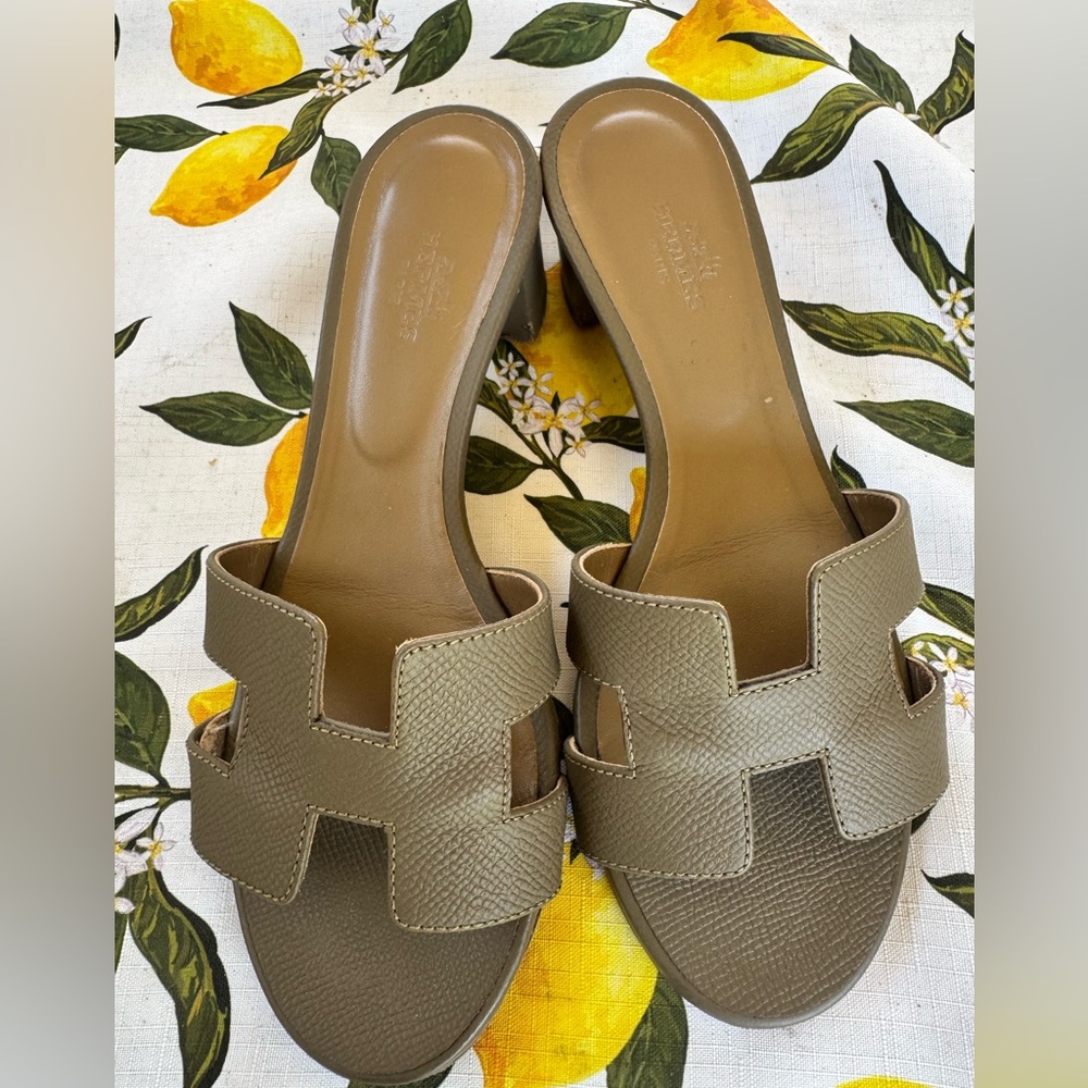 Hermes Oasis Sandal Etoupe Epsom Calfskin Smooth Calfskin Leather. 2” heel.